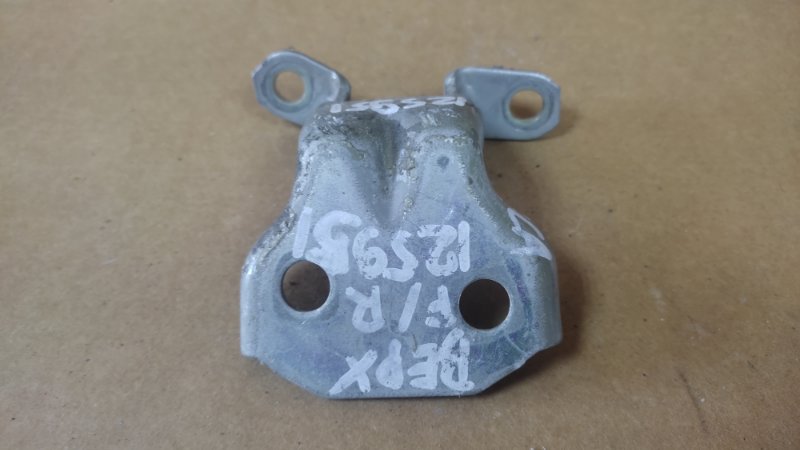 Петля двери верхняя передняя правая TRIBECA B9 05-07