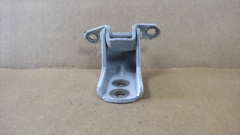 Петля двери верхняя передняя левая INFINITI M35/M45 04-10 80401-EG000 Б/У