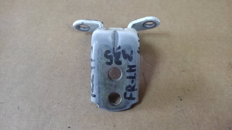 Петля двери верхняя передняя левая M35/M45 04-10