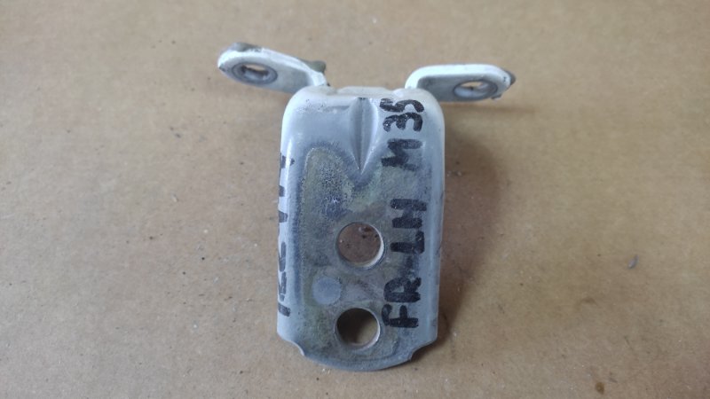 Петля двери нижняя передняя левая M35/M45 04-10