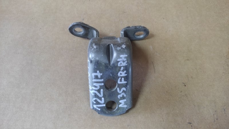 Петля двери верхняя передняя правая M35/M45 04-10