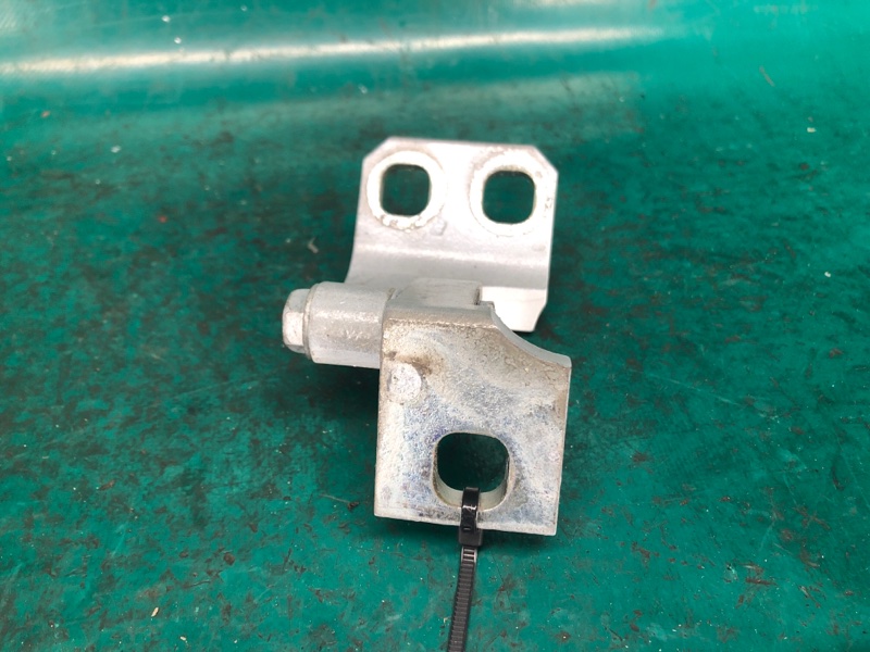 Петля двери верхняя передняя левая DART 12-16 2015 2.4 ED6 Петля двери верхняя передняя левая DART 12-16 2015 2.4 ED6