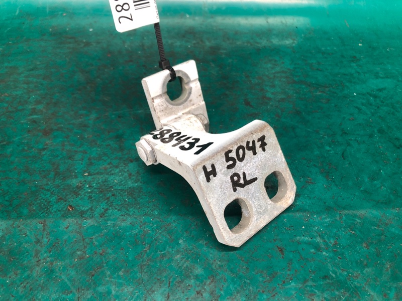 Петля двери нижняя задняя левая DODGE DART 12-16 2015 2.4 ED6 68082441AD Б/У