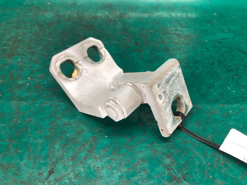 Петля двери нижняя передняя левая DART 12-16 2015 2.4 ED6 Петля двери нижняя передняя левая DART 12-16 2015 2.4 ED6