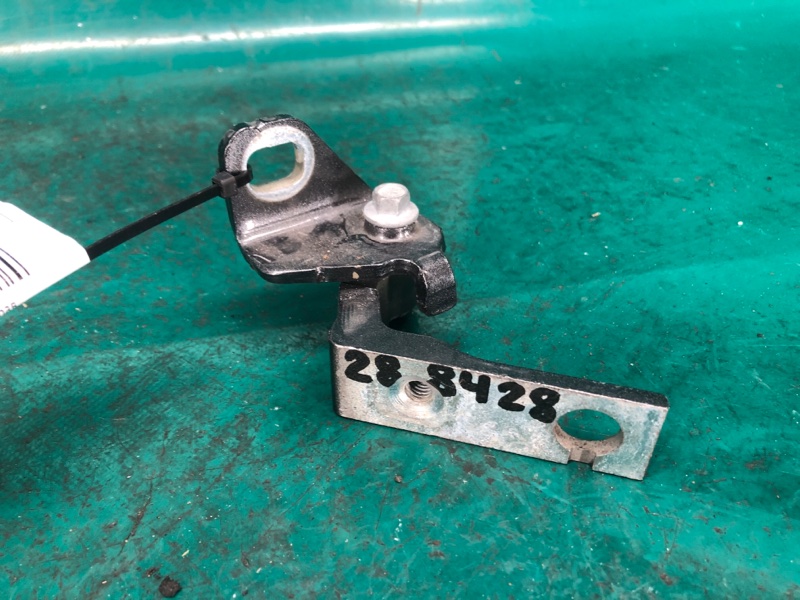 Петля двери нижняя задняя правая FORD FOCUS 10-18 2017 2.0 AM5Z-5826802-A Б/У