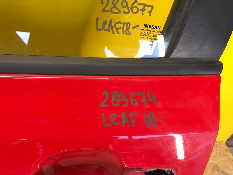 Дверь передняя левая LEAF 18-