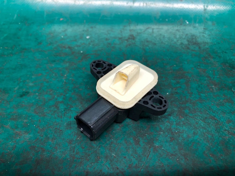 Датчик удара передний правый FOCUS 10-18 2016 2.0