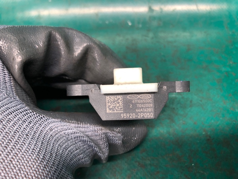 Датчик удара передний правый KIA SORENTO XM 09-14 2.4