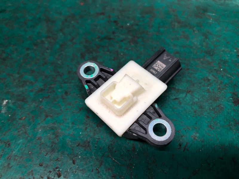 Датчик удара передний левый SORENTO XM 09-14 2009 2.4