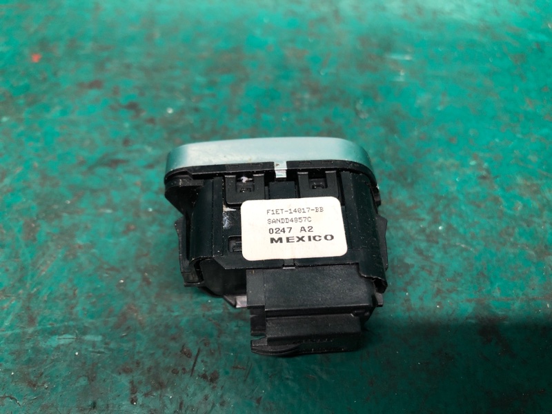 Кнопка центрального замка передняя правая FORD FOCUS 10-18 2.0