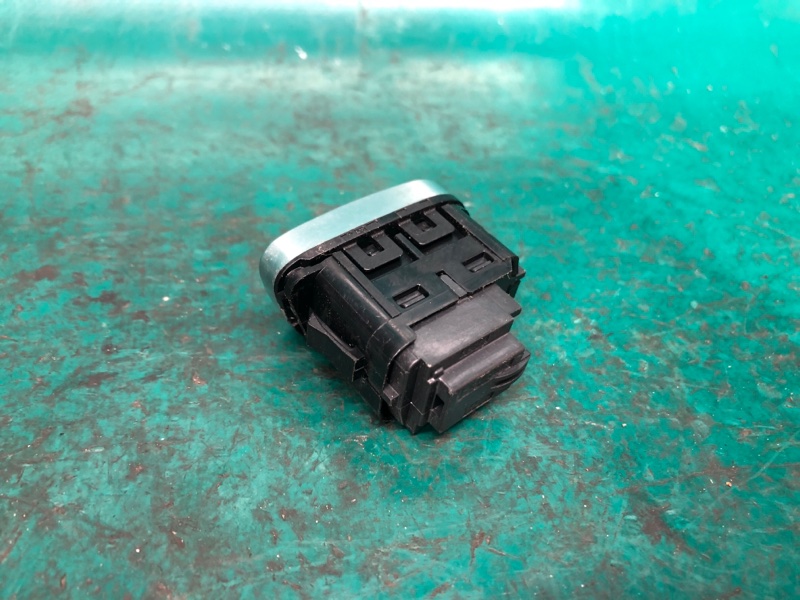 Кнопка центрального замка передняя правая FOCUS 10-18 2017 2.0