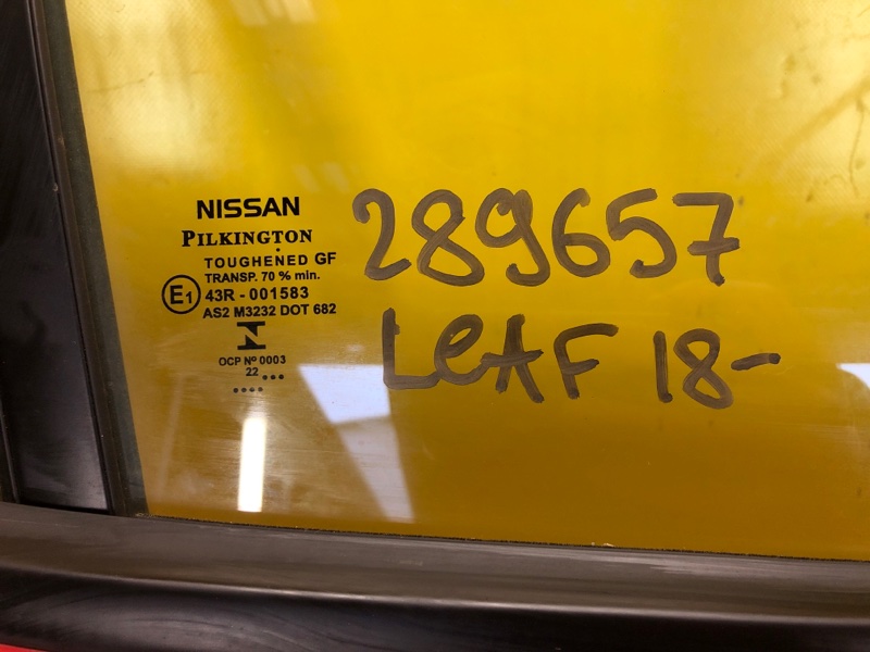 Стекло двери заднее правое LEAF 18-
