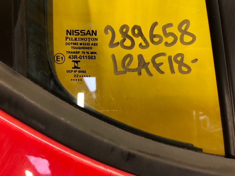 Стекло двери глухое заднее правое LEAF 18-