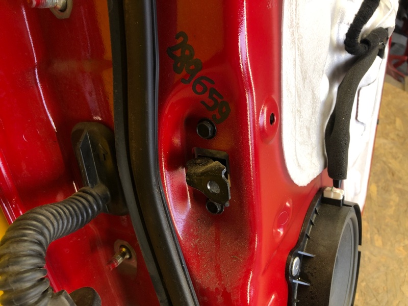 Ограничитель двери задний правый NISSAN LEAF 18- 82430-3NF0A Б/У