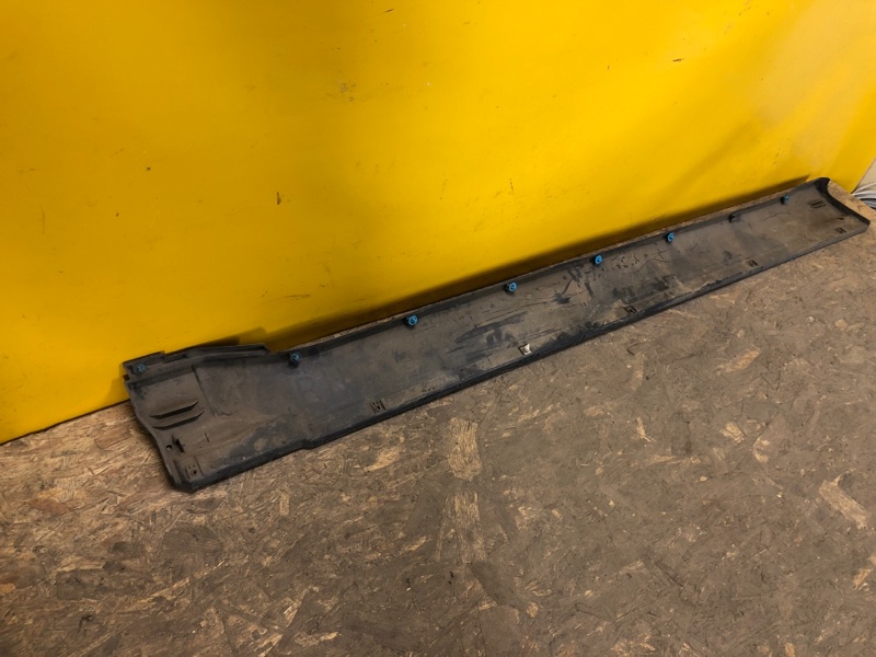 Накладка порога наружная правая MITSUBISHI PAJERO 06-21