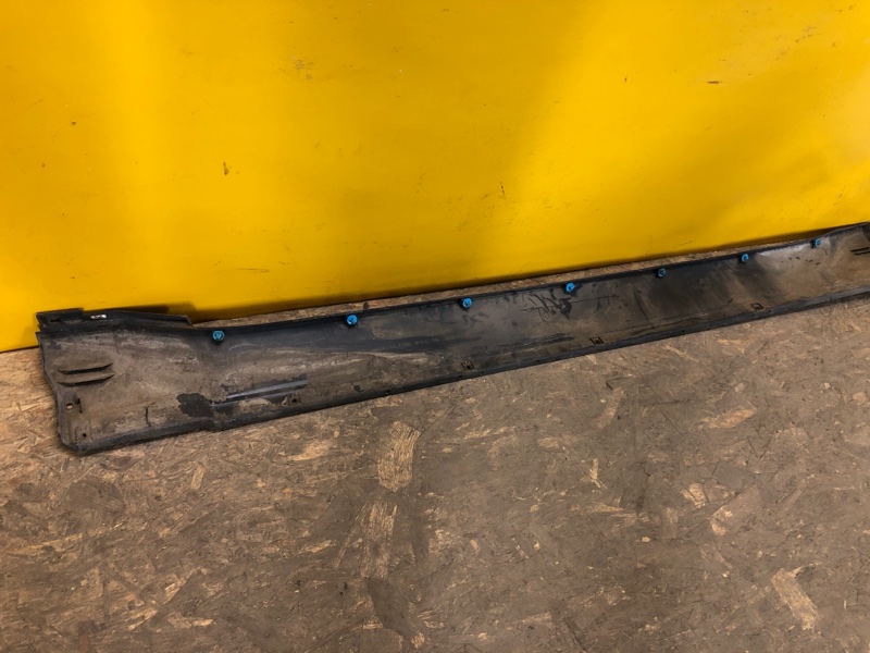 Накладка порога наружная правая MITSUBISHI PAJERO 06-21