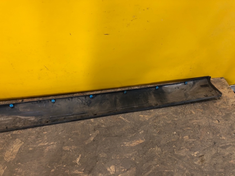 Накладка порога наружная правая PAJERO 06-21