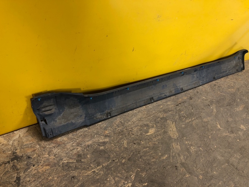 Накладка порога наружная правая MITSUBISHI PAJERO 06-21