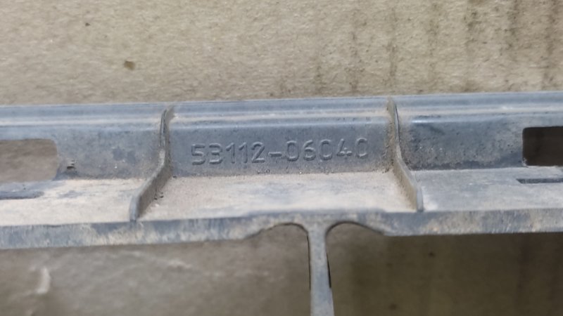 Решетка переднего бампера CAMRY 40 06-11