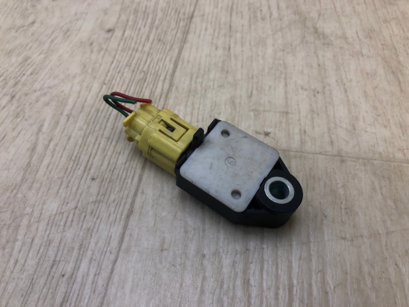 Датчик удара передний правый AVENSIS 03-08