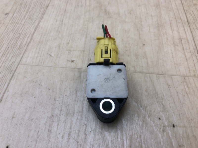 Датчик удара передний правый TOYOTA AVENSIS 03-08