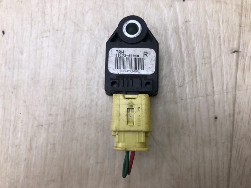 Датчик удара передний правый AVENSIS 03-08