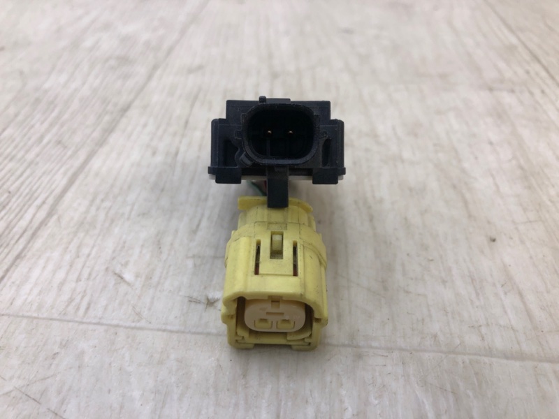 Датчик удара передний правый AVENSIS 03-08