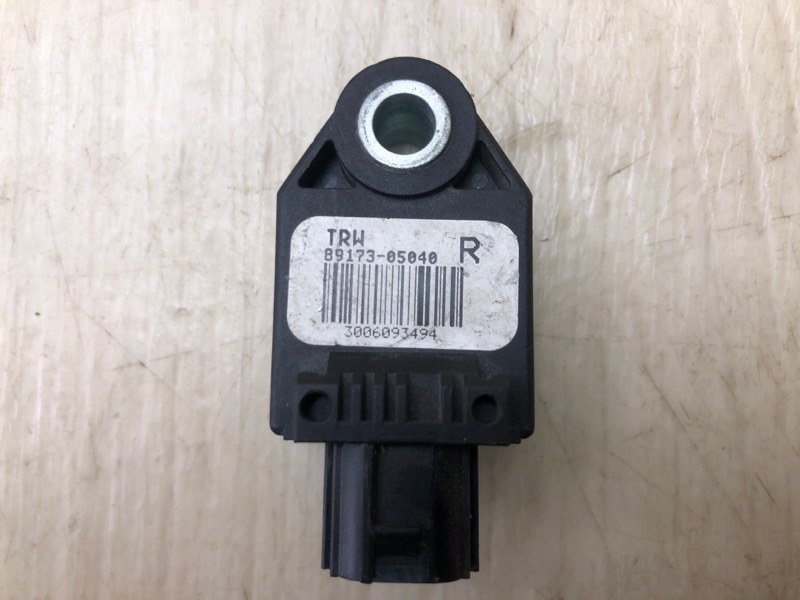 Датчик удара передний правый AVENSIS 03-08