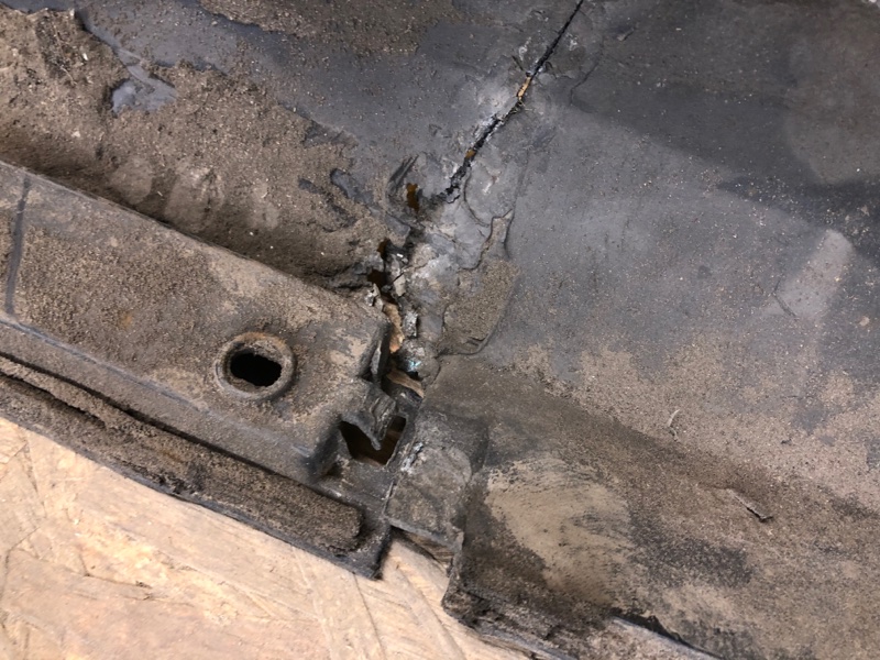 Накладка порога наружная правая LS600HL 06-17