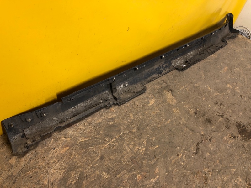 Накладка порога наружная правая LS600HL 06-17