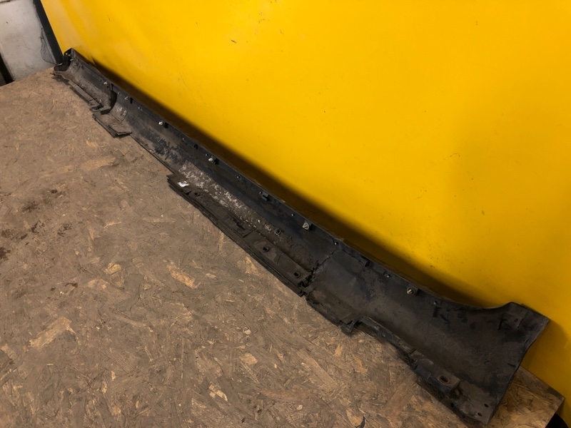 Накладка порога наружная правая LS600HL 06-17