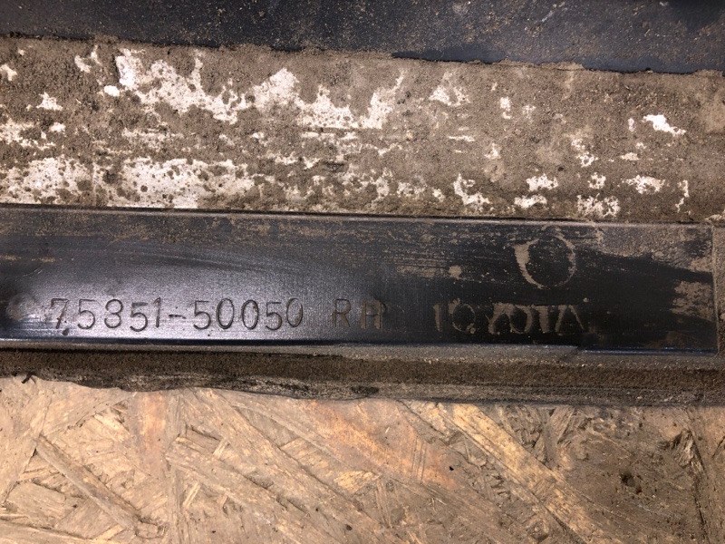 Накладка порога наружная правая LS600HL 06-17