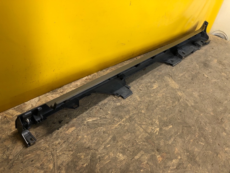 Накладка порога наружная правая CAMRY 70 17- Накладка порога наружная правая CAMRY 70 17-