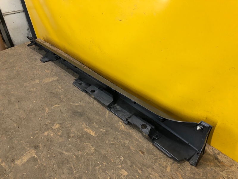 Накладка порога наружная правая CAMRY 70 17- Накладка порога наружная правая CAMRY 70 17-