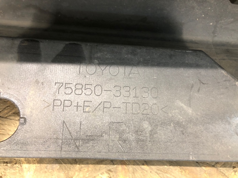 Накладка порога наружная правая CAMRY 70 17- Накладка порога наружная правая CAMRY 70 17-