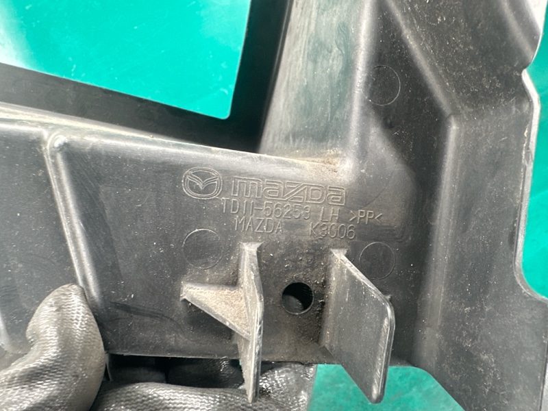 Дефлектор радиатора левый CX-9 06-16 2007 3.7 Дефлектор радиатора левый CX-9 06-16 2007 3.7