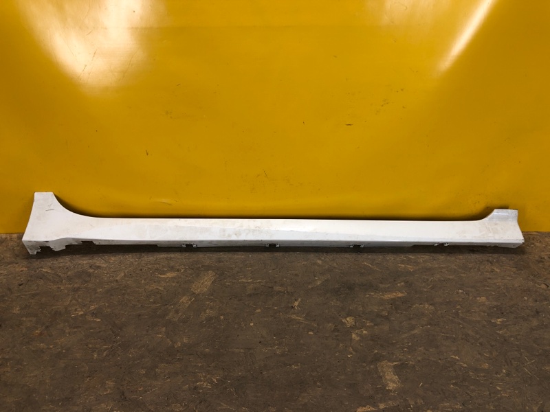 Накладка порога наружная правая NISSAN LEAF 18- 76852-5SA0A Б/У