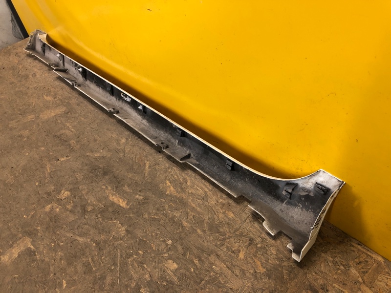 Накладка порога наружная правая LEAF 18-