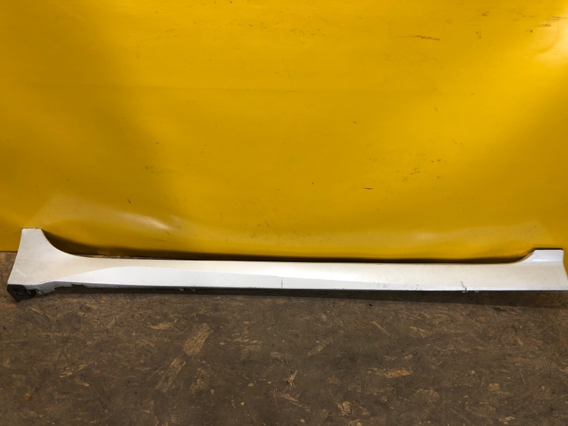 Накладка порога наружная правая NISSAN LEAF 18- 76850-6WL2C Б/У