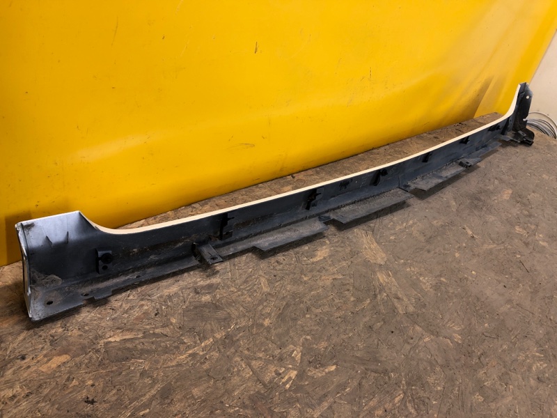 Накладка порога наружная правая LEAF 18-