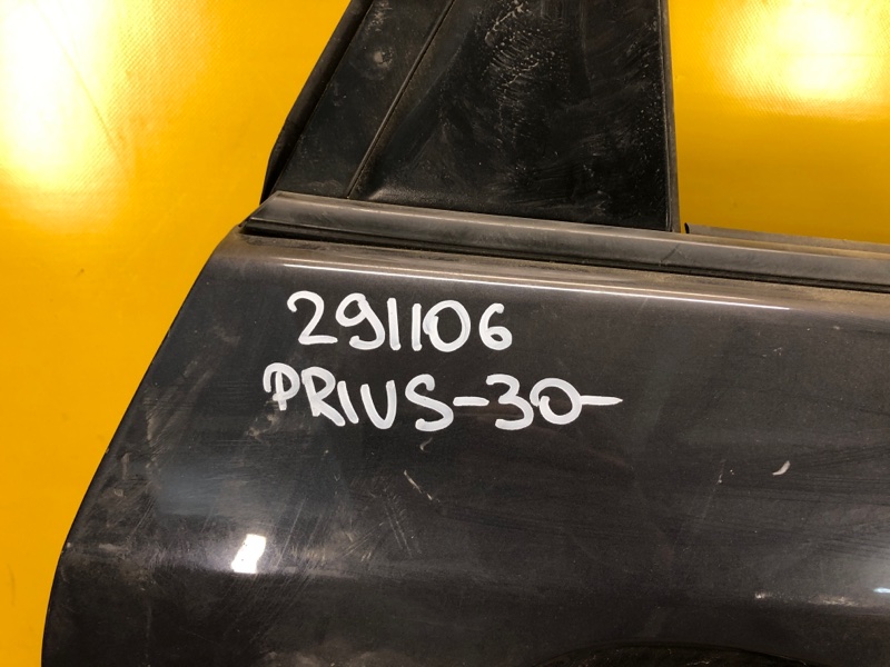 Дверь задняя правая PRIUS - 30 09-17