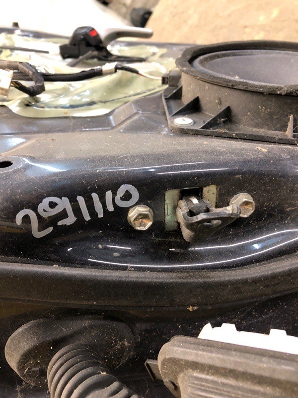 Ограничитель двери задний правый TOYOTA PRIUS - 30 09-17 68630-47031 Б/У