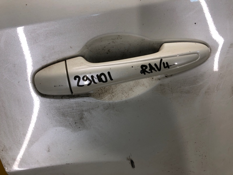 Запчасть ручка двери наружная задняя правая TOYOTA RAV4 13-19 6921142040 Б/У Ручка двери наружная задняя правая TOYOTA RAV4 13-19 6921142040 Б/У