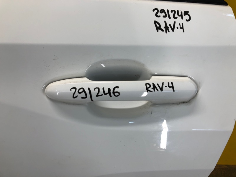 Запчасть ручка двери наружная задняя левая TOYOTA RAV4 18- 69204-42060 Б/У Ручка двери наружная задняя левая TOYOTA RAV4 18- 69204-42060 Б/У