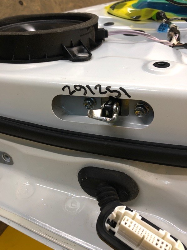 Запчасть ограничитель двери задний левый TOYOTA RAV4 18- 68630-42050 Б/У Ограничитель двери задний левый TOYOTA RAV4 18- 68630-42050 Б/У