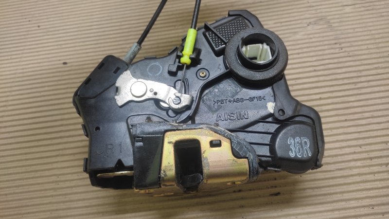 Замок двери передний правый TOYOTA COROLLA 120 00-07 ZZE130L 1.8L 1ZZ-FE