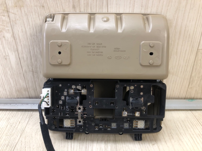 Плафон салона передний KIA SORENTO XM 09-14 XM 2.4 G4KJ Плафон салона передний KIA SORENTO XM 09-14 XM 2.4 G4KJ