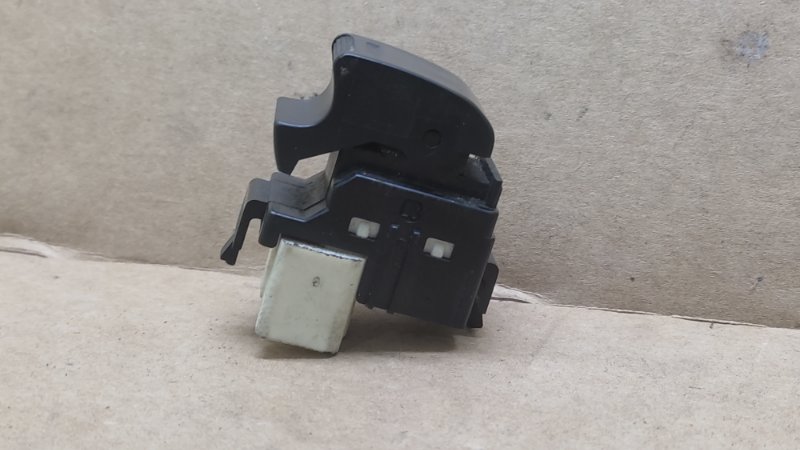 Кнопка стеклоподъемника задняя левая TOYOTA COROLLA 120 00-07 2004 ZZE130L 1.8L 1ZZ-FE 84810-08010 Б/У