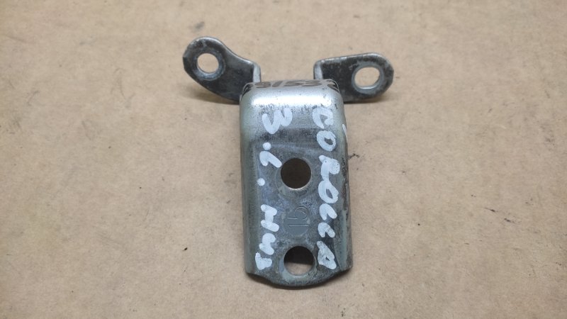 Петля двери нижняя задняя левая TOYOTA COROLLA 120 00-07 2004 ZZE130L 1.8L 1ZZ-FE 68780-02050 Б/У