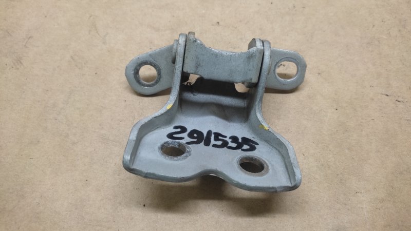 Петля двери нижняя передняя правая TOYOTA COROLLA 120 00-07 2004 ZZE130L 1.8L 1ZZ-FE 68730-02030 Б/У